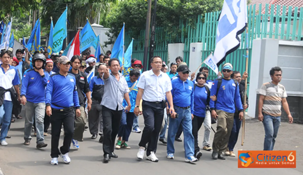 Citizen6, Jakarta: Ratusan massa buruh dari Gabungan Serikat Pekerja Merdeka Indonesia (Gaspermindo) mulai berdatangan yang dipimpin langsung oleh Ketua Dewan Pembina Gaspermindo Moh Jumhur Hidayat, Selasa (1/5). (Pengirim: Ari Bowo)