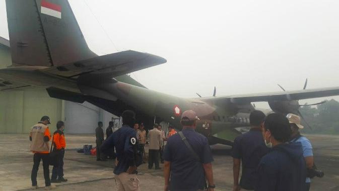 Pesawat Cassa memuat garam untuk disemai di awan agar menurunkan hujan guna mengatasi kebakaran lahan. (Liputan6.com/M Syukur)