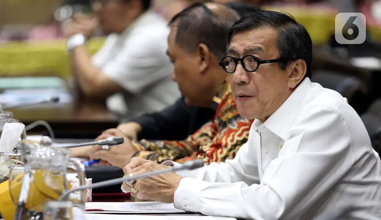 Menkum HAM Yasonna Laoly mengikuti Rapat Kerja dengan Badan Legislasi DPR di Senayan, Jakarta, Rabu (4/12/201). Rapat membahas sejumlah rancangan undang-undang (RUU) yang menjadi program legislasi nasional (prolegnas) 2019-2024 maupun RUU prolegnas prioritas 2020. (Liputan6.com/Johan Tallo)