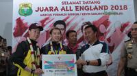 Menpora, Imam Nahrawi memberikan bonus kepada pelatih Ganda Putra, Herry IP saat tiba di Bandara Soekarno-Hatta, Cengkareng (20/3/2018). Kevin/Marcus berhasil mempertahankan gelar juara All England 2018. (Bola.com/Nick Hanoatubun)