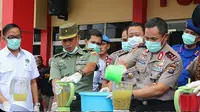 Kapolda Riau Irjen Pol Zulkarnain Adinegara memusnahkan narkoba berbagai jenis. (Liputan6.com/M Syukur).