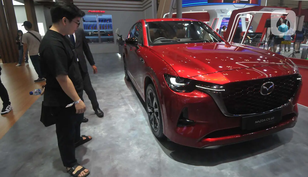 Pengunjung melihat mobil Mazda CX-60 pada pameran otomotif GAIKINDO Indonesia International Auto Show (GIIAS) 2024 di Indonesia Convention Exhibition (ICE) BSD Tangerang, Banten, Jumat (19/7/2024). (merdeka.com/Imam Buhori)