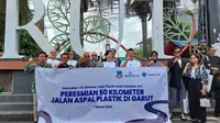 Kabupaten Garut Jadi Lokasi Penutup Target Jalan Aspal Plastik Chandra Asri Group, Total Gelarannya 50,2 Km (doc: Liputan6.com/Sulung Lahitani)