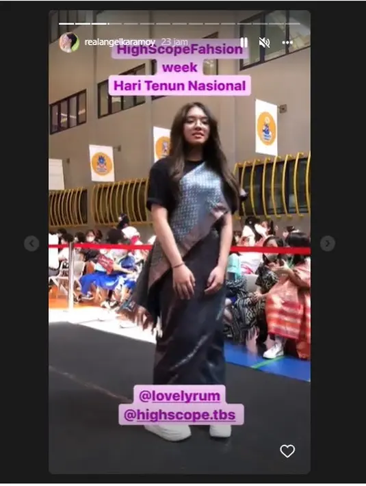 <p>Lovely Maria mempunyai wajah yang cantik natural. Rambut panjangnya yang digerai membaut dirinya terlihat sangat manis. (Foto: Instagram.com/realangelkaramoy)</p>