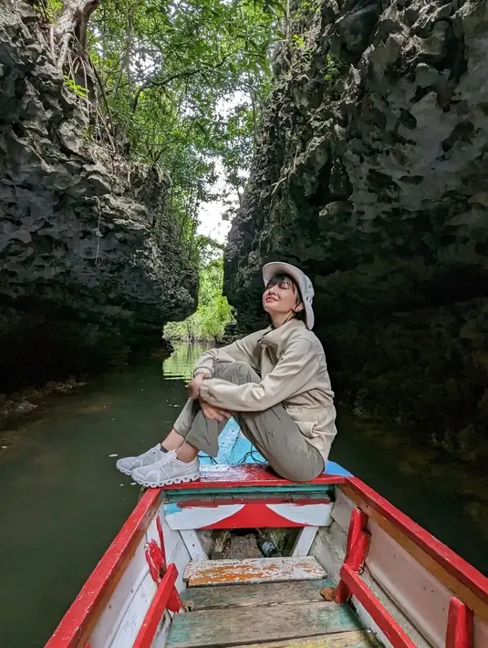 OOTD ala anak alam dari Raline Shah. Di sini ia mengenakan jaket bernuansa cokelat kehijauan, dipadunya dengan cargo pants hijau, dengan topi lebar, dan sneakers putih. Mana potret OOTD paling kece menurutmu, Sahabat FIMELA? Foto: Instagram.