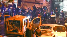 Petugas kepolisian dan tim medis mengevakuasi lokasi serangan bom di dekat stadion sepak bola di Istanbul, Turki, Sabtu (10/12). Serangan ganda tersebut terdiri dari bom mobil dan bom bunuh diri yang terjadi di sekitar Vodafone Arena.(Reuters/Murad Sezer)
