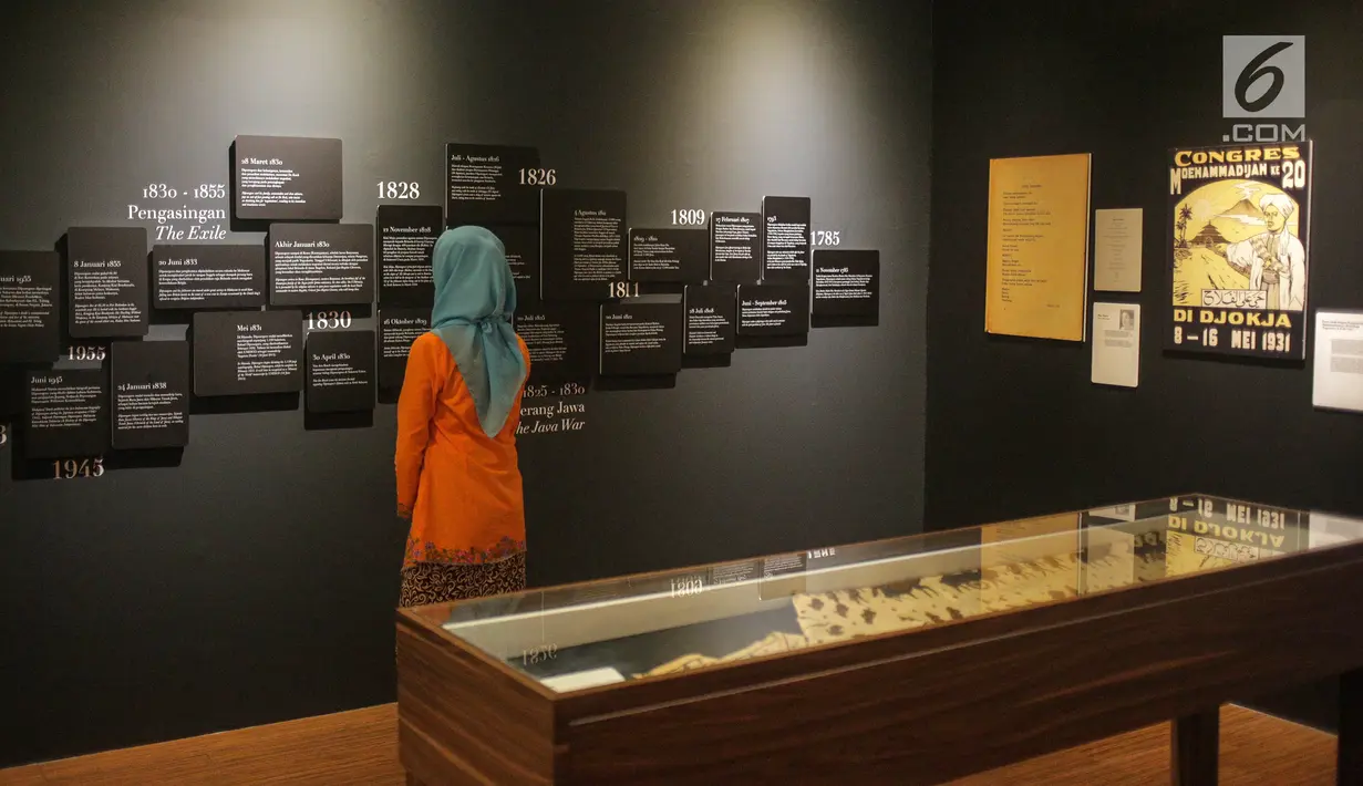 Pengunjung melihat tulisan perjalanan sejarah Pangeran Diponegoro di  Kamar Diponegoro, Museum Sejarah, Jakarta, Senin (1/4). Kamar Diponegoro adalah salah satu ruangan yang digunakan pahlawan nasional, Pangeran Diponegoro (1785-1855) selama 26 hari penahanan. (Liputan6.com/Faizal Fanani)