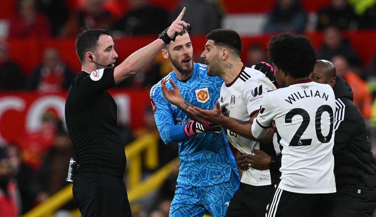 Striker Fulham, Aleksandar Mitrovic (dua kanan), dihukum delapan pertandingan akibat kartu merah yang ia terima. (AFP/Paul Ellis)