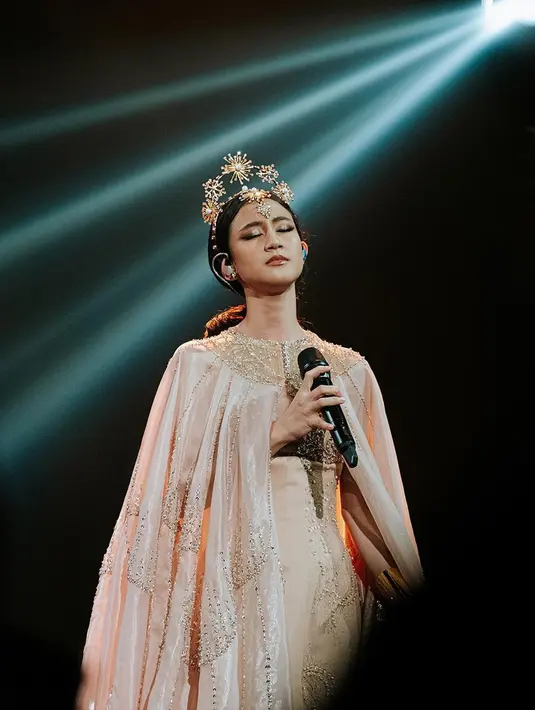 Wanita kelahiran 2 Februari 2003 ini tampak begitu anggun dalam balutan gaun berwarna krem lengkap dengan hiasan kepala. Tak sedikit netizen yang memuji penampilannya. (Liputan6.com/IG/@keisyalevronka)