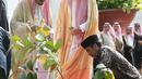Suasana prosesi penanaman pohon yang dilakukan oleh Raja Salman di halaman tengah halaman tengah Istana Merdeka, Jakarta, Kamis (2/3). (Liputan6.com/Angga Yuniar)