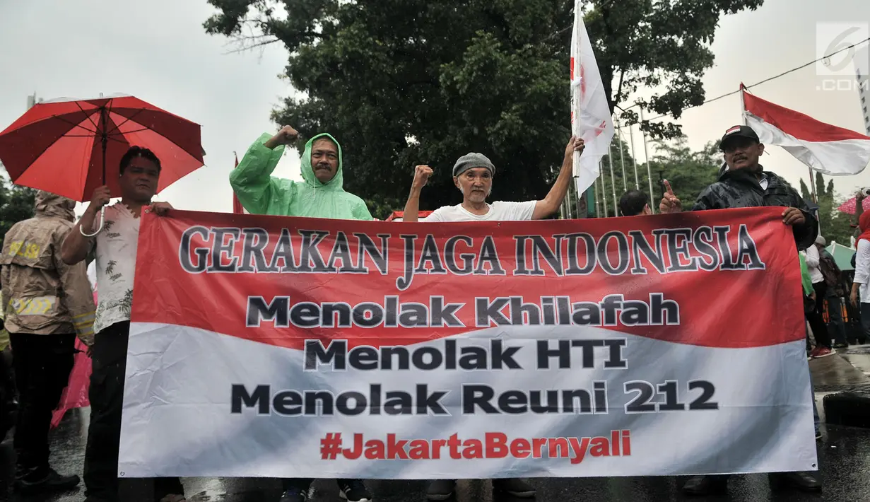 Massa yang tergabung dalam Gerakan Jaga Indonesia (GJI) membentangkan spanduk tuntutan untuk mencabut izin penyelanggaraan Reuni 212 pada 2 Desember 2018 di depan Balai Kota, Jakarta, Kamis (29/11). (Merdeka.com/Iqbal S. Nugroho)