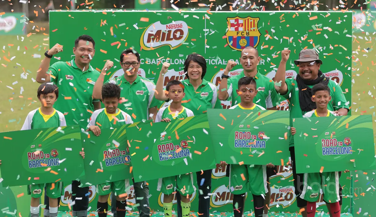 Kontestan MILO Road to Barcelona yang terpilih berfoto bersama pelatih dan Manajemen MILO di International School Clubs of Indonesia, Cirendeu, (15/7/2017). (Bola.com/Nicklas Hanoatubun)