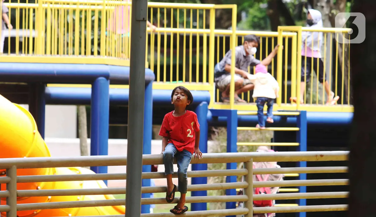 Anak-anak bermain di area Taman Puring, Jakarta Selatan, Minggu (26/12/2021). Memanfaatkan libur Natal dan Tahun Baru banyak warga memanfaatkan bersama keluarga berwisata ke taman karena hemat biaya. (Liputan6.com/Angga Yuniar)