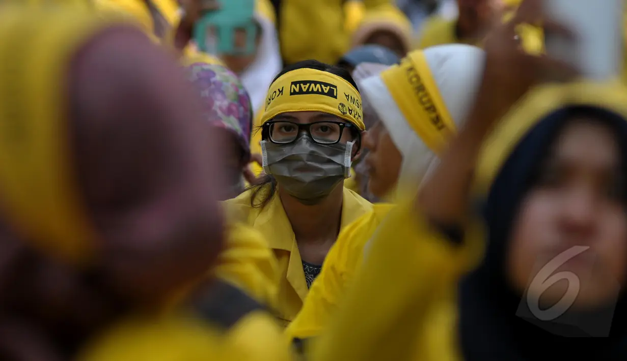 Ratusan mahasiswa UI menggelar aksi di kampus UI Salemba, Jakarta, Jumat (20/3/2015). Mereka mengultimatum dan mengumpulkan surat untuk Presiden Jokowi. (Liputan6.com/Johan Tallo) 