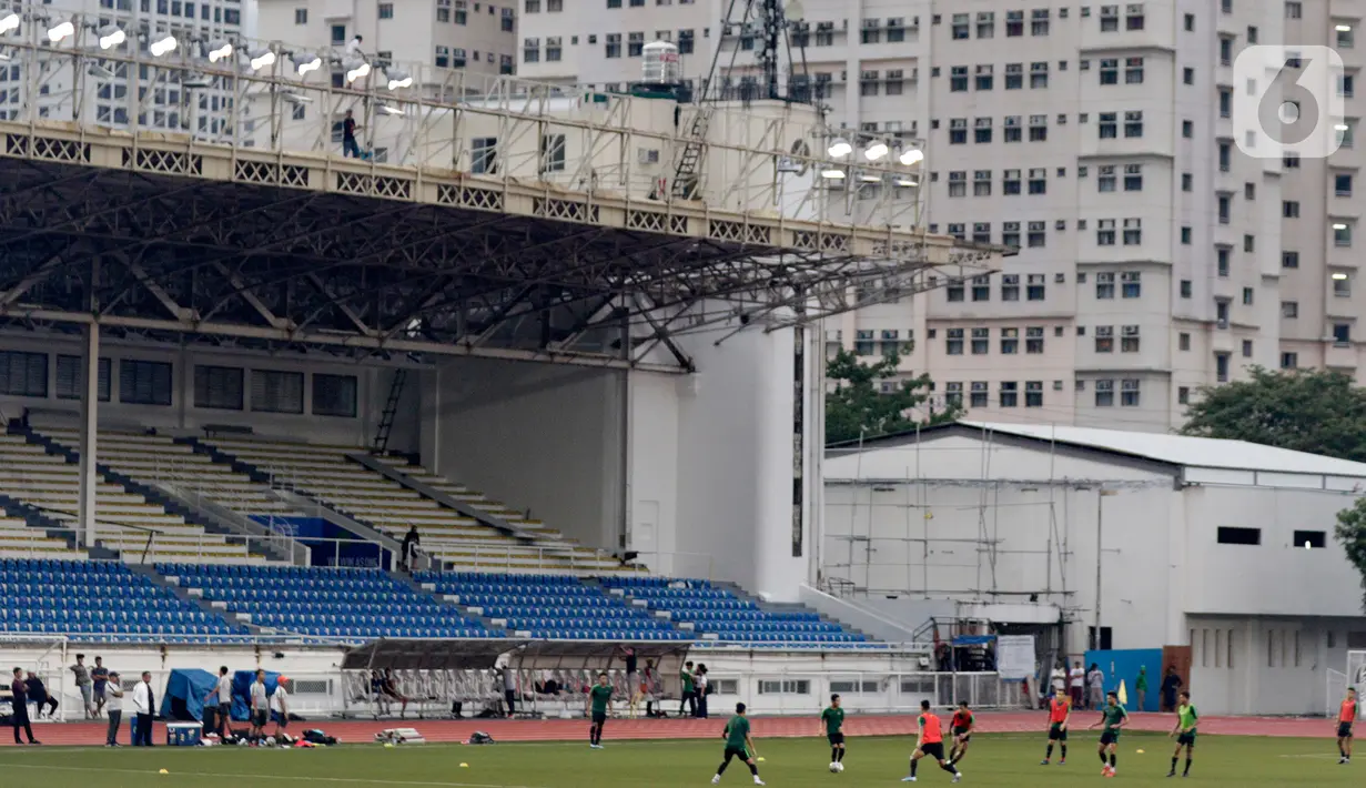 Para pemain Timnas Indonesia U-22 saat mengikuti latihan di Stadion Rizal Memorial, Manila, Jumat (22/11). Latihan ini persiapan jelang laga SEA Games 2019. (Bola.com/M Iqbal Ichsan)