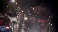 Sejumlah kendaraan terjebak macet akibat banjir yang merendam jalan Tendean, Jakarta, Senin (11/8/14). (Liputan6.com/Faizal Fanani)