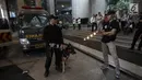 Petugas kepolisian berjaga di sekitar lokasi Gedung BEI, Jakarta, Senin (15/1). Polisi mengerahkan anjing pelacak ke lokasi ambruknya balkon Bursa Efek Indonesia (BEI). (Liputan6.com/Arya Manggala)
