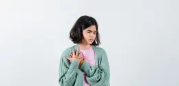 Mungkin kamu akan berpikir rasa tersebut adalah hal yang biasa. Namun, kamu perlu waspada karena bisa jadi termasuk kedalam tanda awal serangan jantung. [Dok/freepik.com/8photo]