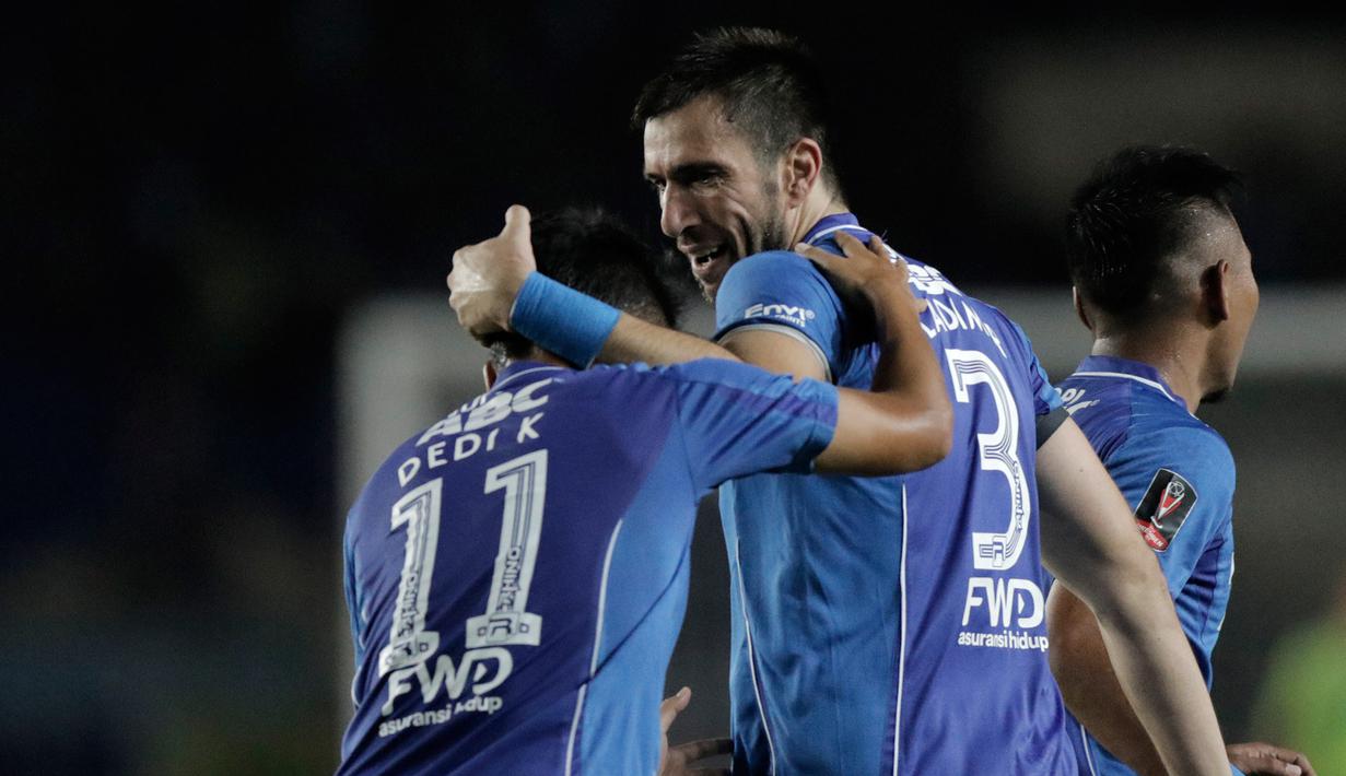 Bek Persib, Vladimir Vujovic, bersama Dedi Kusnandar merayakan gol yang dicetaknya gawang PSM pada laga Piala Presiden 2017 di Stadion Si Jalak Harupat, Jawa Barat, Senin (6/2/2017). Persib menang 1-0 atas PSM. (Bola.com/Peksi Cahyo) 