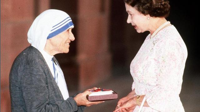 Ratu Elizabeth II bertemu Bunda Teresa di India. Foto tahun 1983.