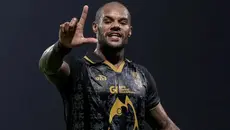 Selebrasi striker Malut United, David Da Silva usai membobol gawang Madura United dalam laga pekan ke-24 BRI Super League 2025/2026 di Stadion Gelora Ratu Pamelingan, Pamekasan, Jawa Timur, Selasa (3/3/3026). (Dok. Malut United)