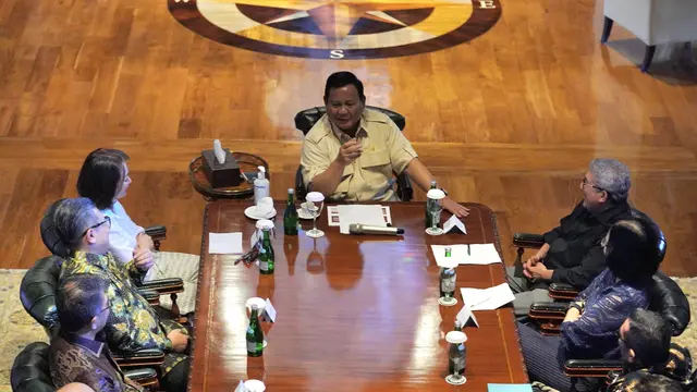 Presiden Prabowo Subianto berkumpul bersama dengan puluhan pimpinan redaksi (Pimpres) media massa dan tokoh senior jurnalisme di kediamannya di Padepokan Garuda Yaksa, Hambalang, Bogor, Jawa Barat.