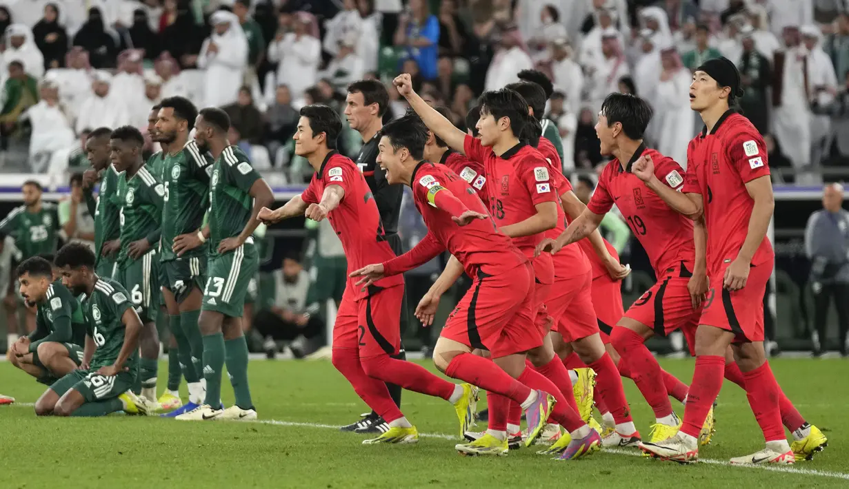 Selebrasi kemenangan para pemain Timnas Korea Selatan setelah memastikan kemenangan 4-2 atas Arab Saudi saat adu tendangan penalti pada laga babak 16 besar Piala Asia 2023 di Education City Stadium, Al Rayyan, Qatar, Rabu (31/1/2024) dini hari WIB. (AP Photo/Thanassis Stavrakis)