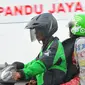 Pengendara ojek online bersama penumpang melintas di kawasan Terminal Kalideres, Jakarta, Selasa (22/3). Dengan adanya aksi demo angkutan umum di ruas Jakarta penumpang terlantar di sejumlah terminal. (Liputan6.com/Faisal R Syam)