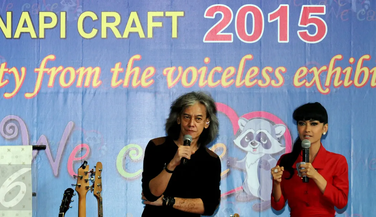 Dua selebriti, Fariz RM (kiri) dan Julia Perez tampil memberikan testimony pada pembukaan Napi Craft 2015 di Jakarta, Senin (12/21/2015). Napi Craft 2015 merupakan pameran kreativitas warga binaan lembaga pemasyarakatan. (Liputan6.com/Helmi Fithriansyah)