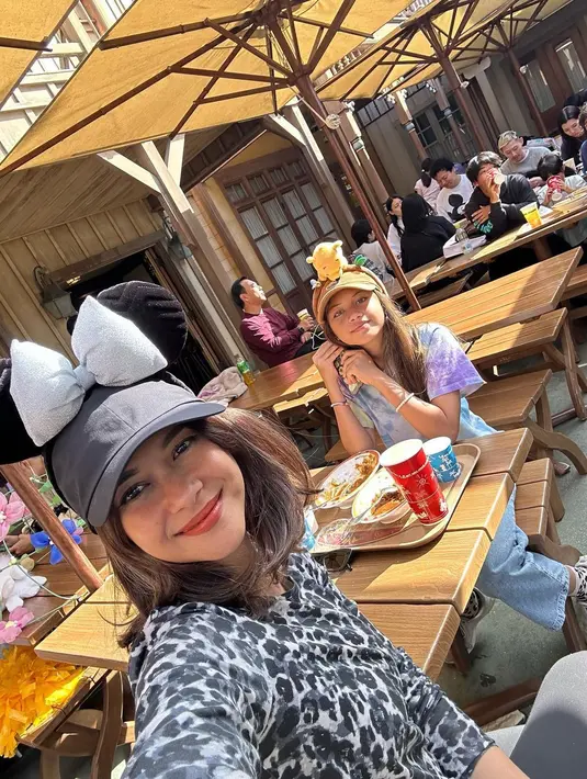 Penampilan keduanya juga makin manis dengan aksesori bando Mickey Mouse dan Pooh yang gemas banget.  [@nanamirdad_]