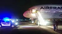 Pesawat Airbus A-380 milik Air France dengan nomor penerbangan 65 mendarat darurat di Salt Lake City, Utah, Selasa (17/11). Dua penerbangan maskapai Air France dari AS menuju Paris mendarat darurat setelah adanya ancaman bom (AFP PHOTO/GEORGE Frey)