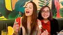 Diketahui bahwa setelah bercerai, dua anaknya diasuh oleh Marcelino Lefrandt. Meski begitu, Dewi Rezer tetap menjaga hubungan baik dengan anak-anaknya. Tampak dalam beberapa unggahan, bintang film Koki-Koki Cilik 2 itu kerap membagikan kebersamaannya dengan putri sulungnya itu. (Liputan6.com/IG/@rezerdewi)