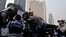 Petugas Dishub, mengangkut sepeda motor saat razia gabungan di kawasan Tanah Abang, Jakarta, Jumat (12/6/2015). Razia gabungan Dishub, Garnisun dan Satlantas bertujuan untuk mengantisipasi arus lalu lintas yang kerap macet. (Liputan6.com/Johan Tallo)