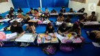 Sejumlah siswa belajar tanpa menggunakan meja dan kursi sekolah, di SDN Bojong Nangka 02, Kabupaten Bogor, Jawa Barat, Kamis (16/2/2023). Sudah lebih dari dua pekan, murid-murid di tiga ruang kelas  menerapkan kegiatan belajar mengajar beralas karpet karena belum tersedianya bangku dan meja. (merdeka.com/Arie Basuki)