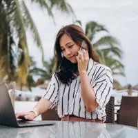 Seorang perempuan sedang bekerja di sebuah pantai (Foto Dok: Freepik/senivpetro).