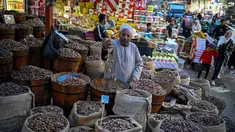 Penjual kurma menunggu pelanggan di pasar, distrik Sayyida Zeinab, pusat kota Kairo, pada Kamis 12 Februari 2026. Umat muslim di berbagai negara bersiap menyambut datangnya bulan suci Ramadan. (Khaled DESOUKI/AFP)