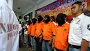 Kelima tersangka dihadirkan dalam jumpa pers pengungkapan kasus peredaran 20,4 kilogram sabu di Polda Metro Jaya, Minggu (8/10). Polisi juga berhasil menyita beberapa kendaraan pelaku yang digunakan untuk menjalankan bisnisnya. (Liputan6.com/Johan Tallo)