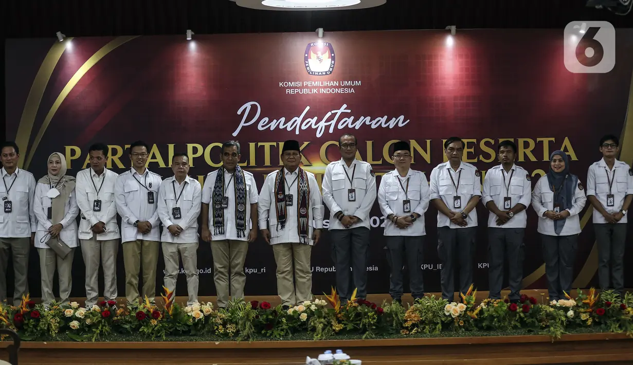 Ketua Umum Partai Gerindra Prabowo Subianto (tengah) bersama jajaran pengurus Partai Gerindra mendaftarkan partai politiknya sebagai calon peserta Pemilu 2024 di Kantor KPU, Jakarta, Senin (8/8/2022). Pada hari kedelapan ini, KPU menerima pendaftaran empat partai politik di antaranya Partai Republiku Indonesia, Partai Hati Nurani Rakyat (Hanura), Partai Gerindra, dan Partai Kebangkitan Bangsa (PKB). (Liputan6.com/Johan Tallo)