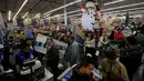 Suasana 'Black Friday' di salah satu toko di Mexico City, Meksiko, Jumat (18/11). 'Black Friday' adalah pesta diskon yang biasa digelar menjelang natal. (REUTERS / Henry Romero)