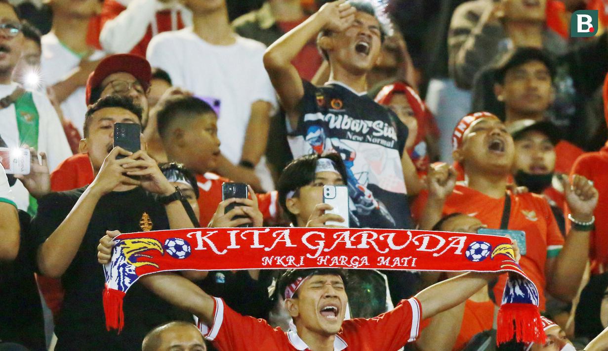 Pemandangan tersebut tentunya berbeda dengan laga pertama yang digelar di Stadion Gelora Bandung Lautan Api, Bandung, Jawa Barat. Penonton yang hadir di laga pertama hanya berjumlah 7.095 penonton. (Bola.com/M Iqbal Ichsan)