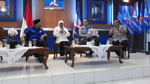 Khofifah Indar Parawansa berkunjugn ke Kanto DPD Demokrat Jawa Timur (Liputan6.com/Dian Kurniawan)