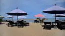 Kursi-kursi terlihat kosong di tepi pantai di Sanur, Bali, Kamis (14/10/2021). Mulai hari ini, Bali kembali dibuka untuk wisatawan mancanegara dari 19 negara di tengah pandemi COVID-19. (SONY TUMBELAKA/AFP)