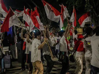 Pendukung pasangan Capres 01 Joko Widodo-Ma'aruf Amin berkumpul di kawasan Tugu Proklamasi, Jakarta, Rabu (17/4). Pendukung melakukan pawai usai mengetahui hasil hitung cepat dari berbagai lembaga survey yang mengeluarkan hasil Capres 01 mengungguli Capres 02. (Liputan6.com/Faizal Fanani)