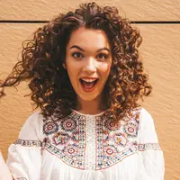 Cobalah 5 perawatan alami untuk rambut keriting lebih sehat dan tidak mudah kusut hanya dengan memanfaatkan bahan-bahan yang dapat di temukan di rumah. (Sumber: Freepik/halayalex).