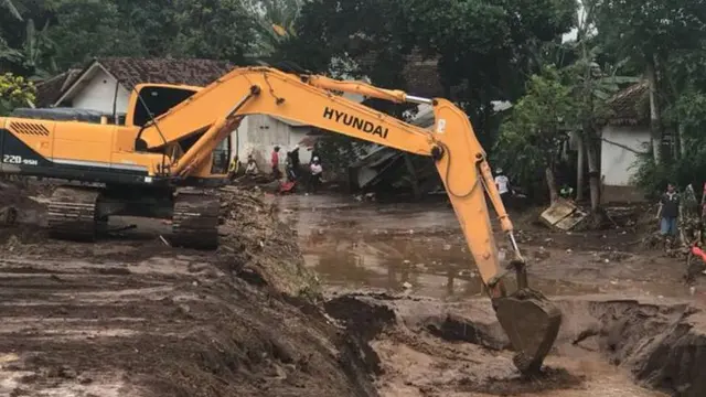 Kementerian PUPR menurunkan dua eksavator dan empat dump truck untuk membersihkan fasilitas umum di Bendung Garit Banyuwangi yang terkena dampak Banjir Bandang. (Dok Kementerian PUPR)