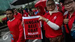 Kepala Badan POM, Penny Kusumastuti Lukito (kedua kanan) saat ikut kampanye Gerakan Peduli Obat dan Pangan Aman di kawasan Car Free Day Bundaran HI, Jakarta, Minggu (13/11). (Liputan6.com/Faizal Fanani)