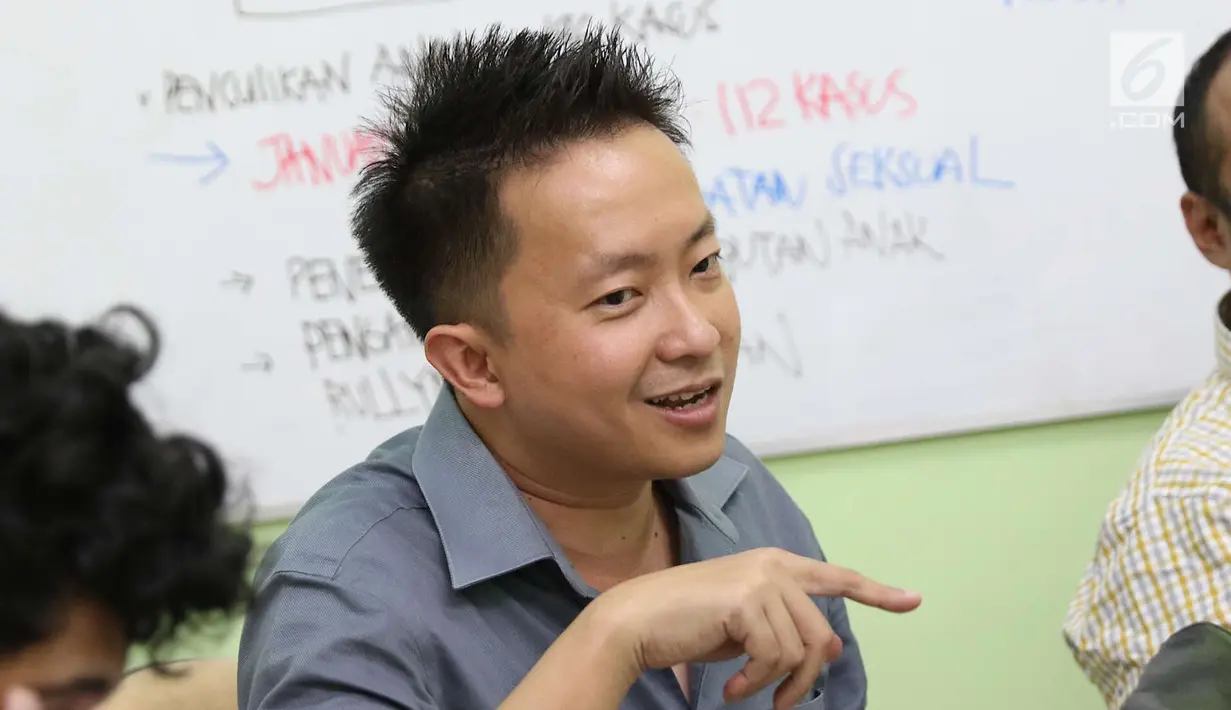 Pria yang diduga menendang anak dalam insiden ayunan di Kelapa Gading, Jonathan saat menyambangi kantor Komnas PA di Jakarta, Senin (30/4). Pertemuan itu dalam rangka mengklarifikasi serta meminta mediasi dari Komnas PA. (Liputan6.com/Immanuel Antonius)