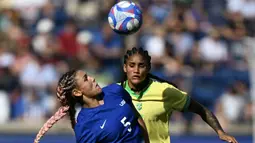 Pemain Amerika Serikat, Trinity Rodman berebut bola dengan pemain Brasil, Tarciane pada laga final Olimpiade Paris 2024 yang berlangsung di Parc des Princes, Paris Prancis, Sabtu (10/08/2024) waktu setempat. (AFP/Patricia De Melo Moreira)