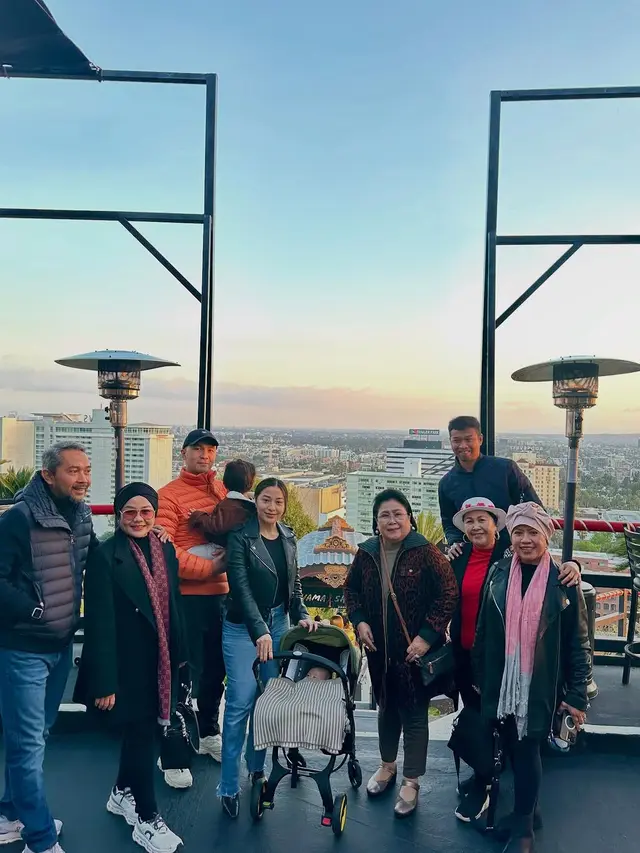 6 Potret Ultah Ibu Nikita Willy di Amerika, Rayakan dengan Makan Bersama Keluarga