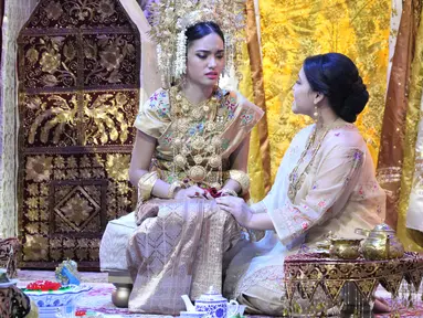 Pemain memerankan tokoh dalam Serial Musikal Nurbaya di salah satu studio di Jakarta, Senin (26/07/2021). Serial Musikal Nurbaya dipersembahkan oleh www.indonesiakaya.com bekerja sama dengan Garin Nugroho, kelompok Teater TEMAN, dan BOOW Live. (Liputan6.com/Pool/ID)
